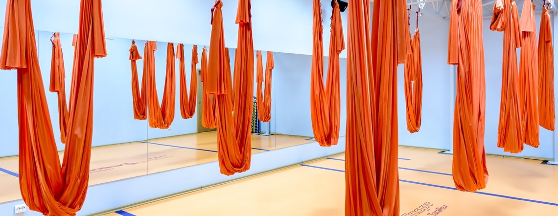Современное направление йоги с использованием подвесных гамаков: уникальное сочетание асан йоги и лечебной гимнастики в воздухе.